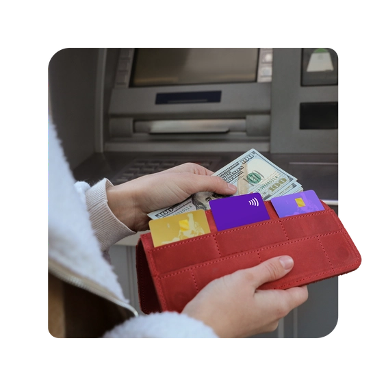 Persona retirando dólares con Prexpe